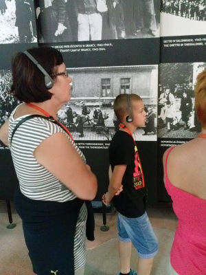 Moja mama i syn Wiktor w muzeum Auschwitz