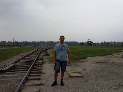Ja przy torach prowadzących do środka obozu Auschwitz II (Birkenau)